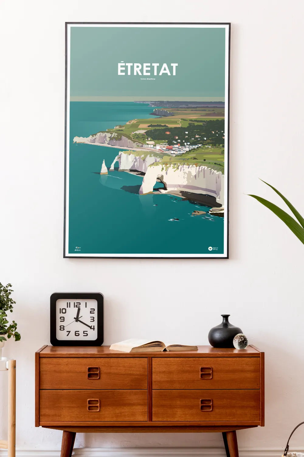 grande affiche illustrée d'étretat et accrochée au mur