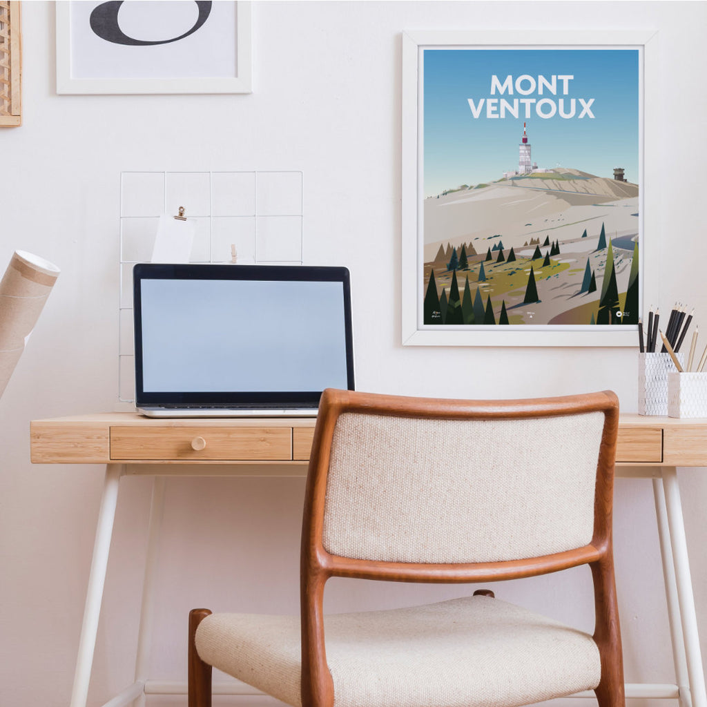 Affiche illustrée du Mont Ventoux encadrée et accrochée au mur