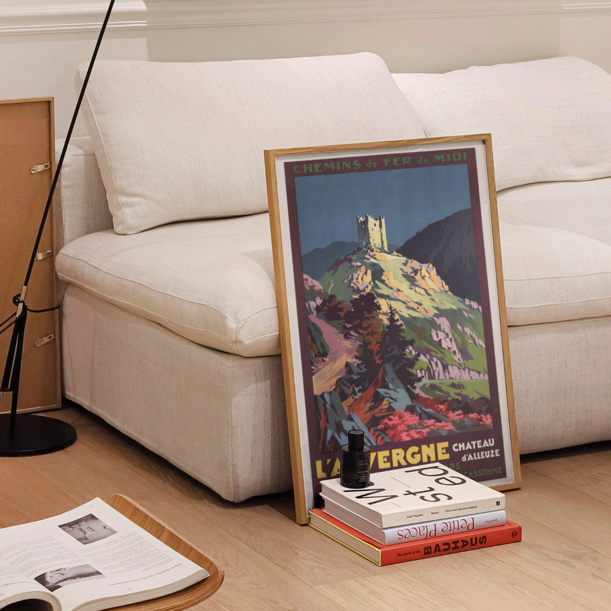 Affiche Auvergne Château d’Alleuze encadrée dans un salon moderne