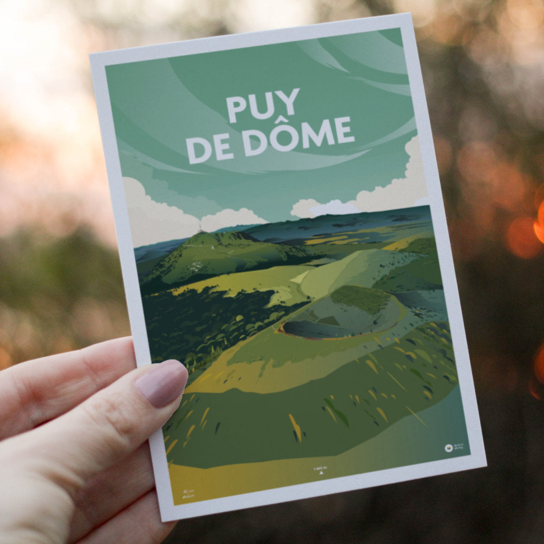 carte postale du puy de dôme tenue dans une main