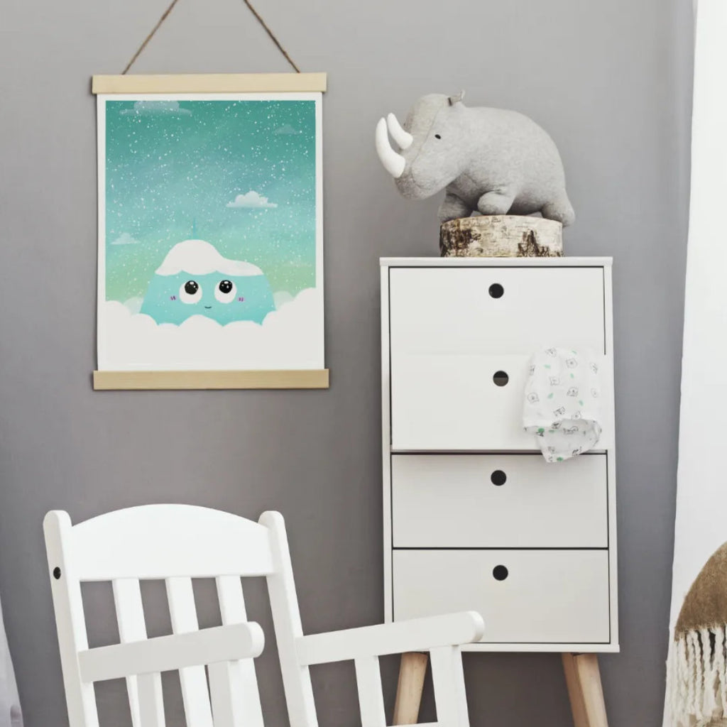affiche puy de dôme accrochée au mur d'une chambre d'enfant