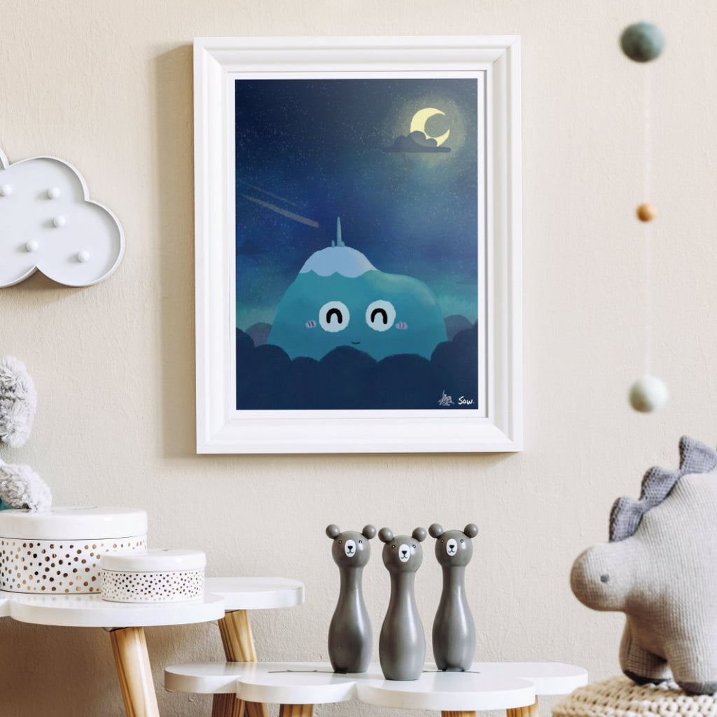 Affiche illustrée "Puy de dôme et nuit étoilée" encadrée et accrochée au mur d'une chambre d'enfant